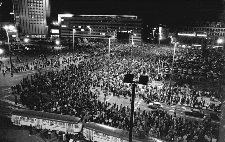 Photo aus der Vogelperspektive einer Demonstration von vielen tausend Menschen auf dem Leipziger Karl-Marx-Platz.