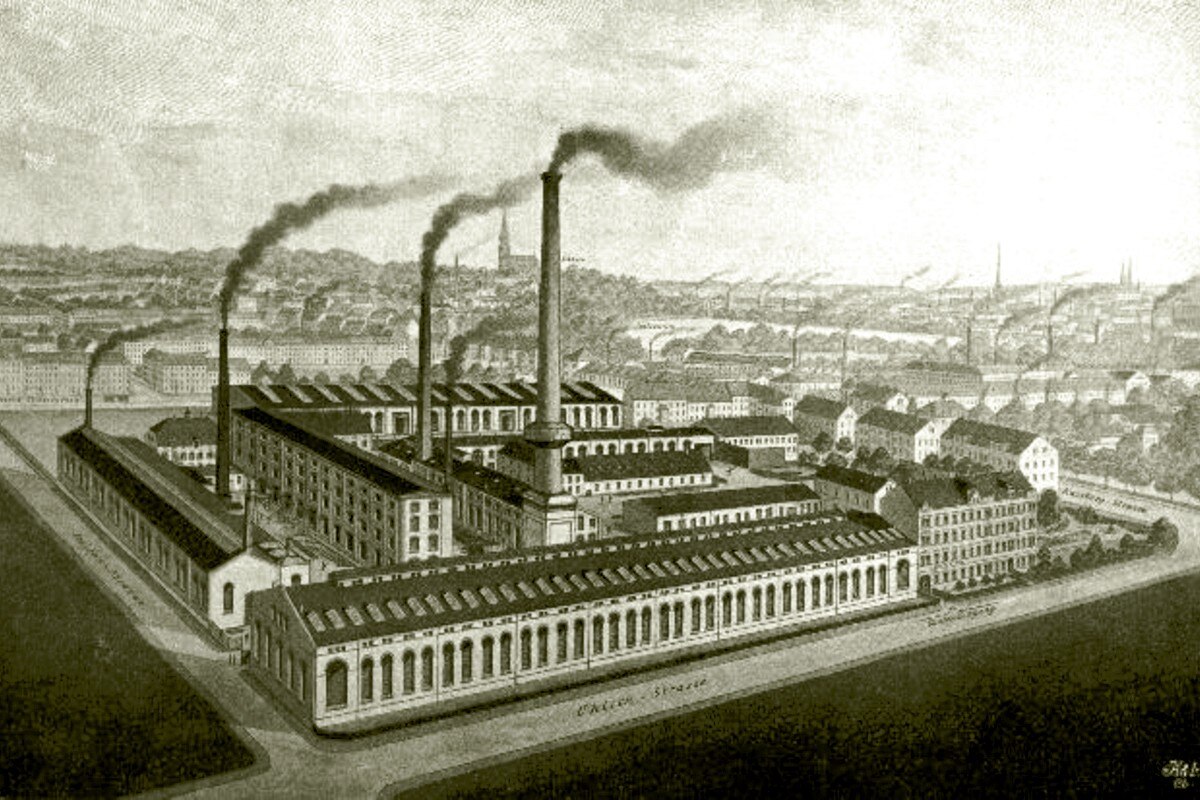 Zeichnung des Hauboldwerks Chemnitz mit großen rauchenden Schornsteinen und Gebäuden von typischer Industriearchitektur des 19. Jahrhunderts.